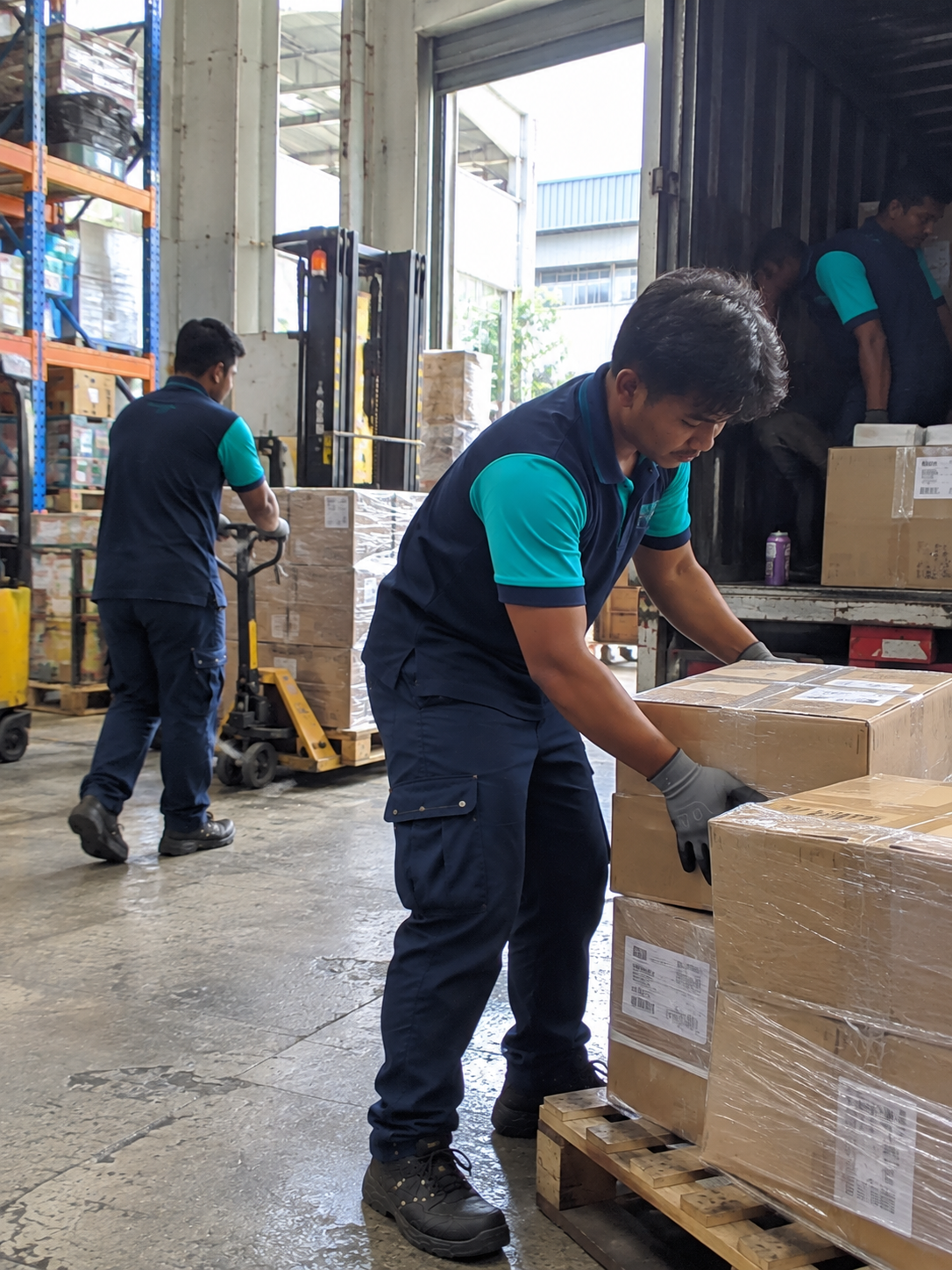 Tenaga Cekap supervisor briefing workers during labour supply in KL for warehouse and industrial operations.